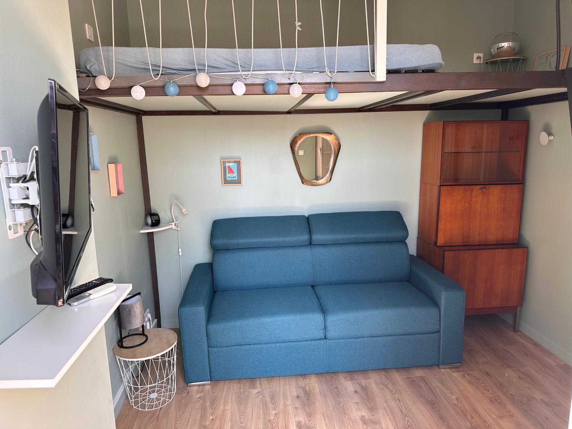 Les Terrasses, Charme Et Authenticite En Hyper Centre De Toulon, Ideal Pour Un Sejour Romantique Ou Escapade Urbaine
