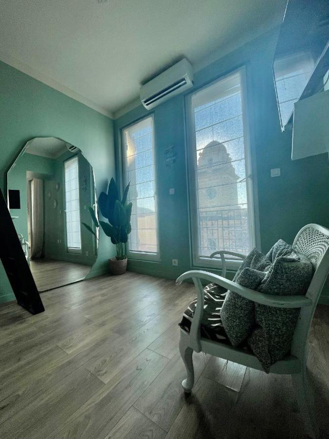 Les Terrasses: Romantic Charm In Apartment *
